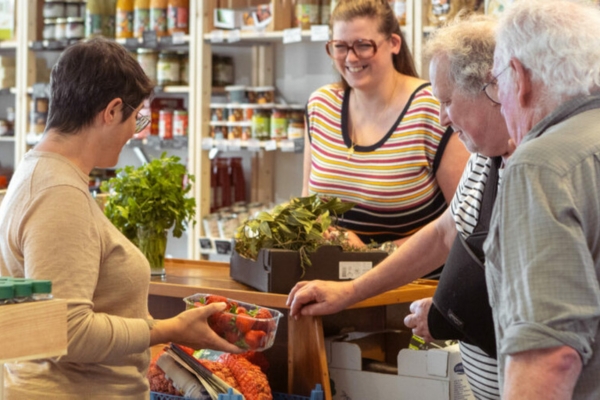 Bouge Ton Coq œuvre à l'installation d'épiceries au cœur de villages